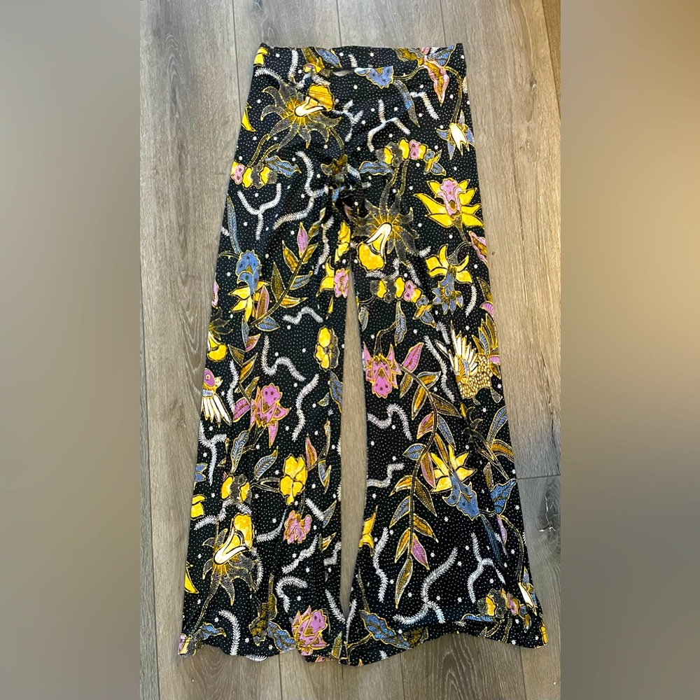 ❤️❤️ Veronica M❤️❤️ size S. Colors are so fun. Great condition. COMFY!!!